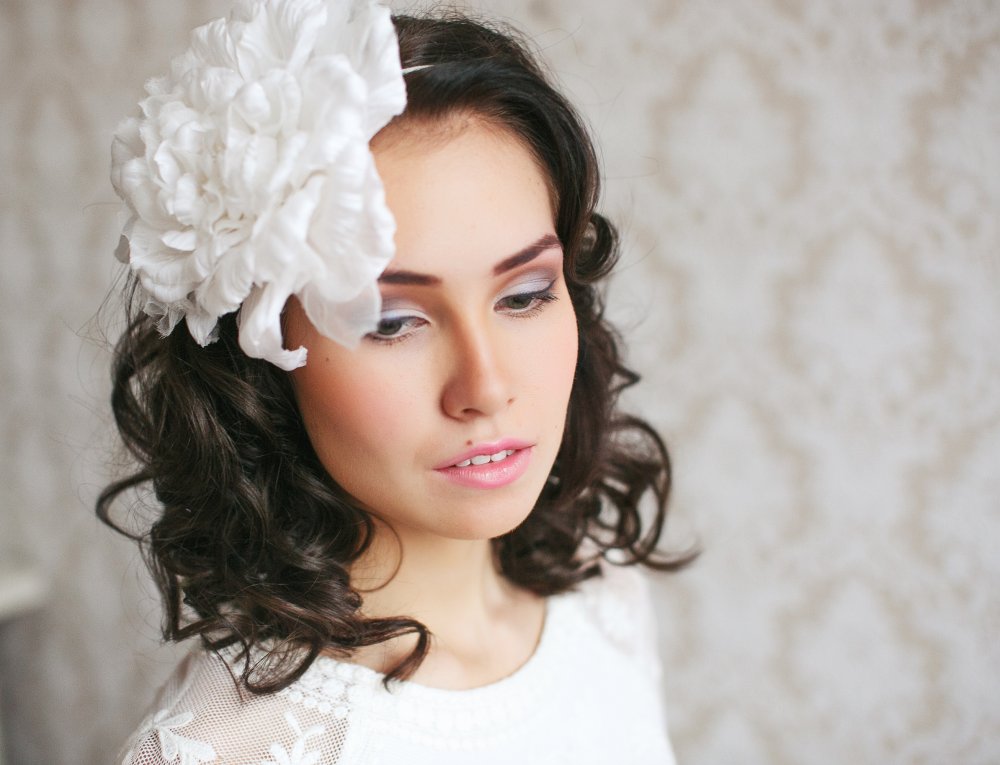 "Аделия"- нежнейшая шляпка- ободок из натурального итальянского шелка подойдет смелым и утонченным невестам.