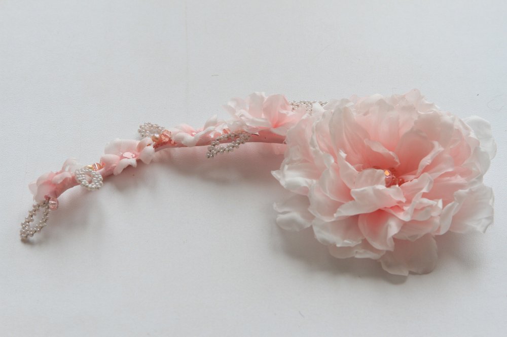 "Анжелика"- нежнейшее украшение из натурального шелка, страз и бусин сделает любую невесту неповторимой.