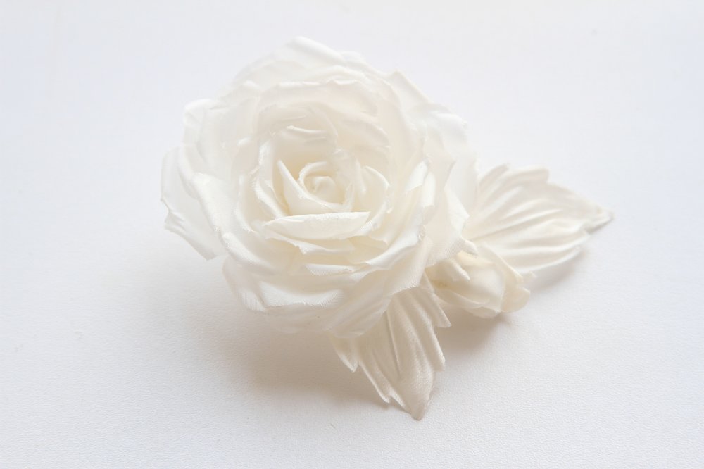 "Жюли"-милое и нежное украшение на гребне из шелка молочного цвета незаменимо для романтичного образа невесты.
