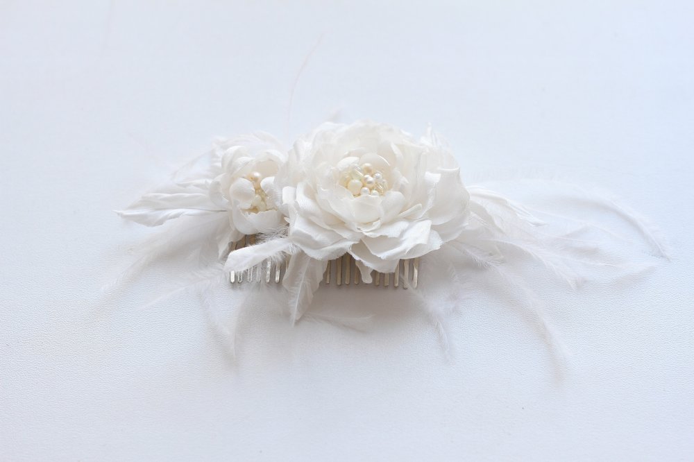 "Жозе"-милое и нежное украшение на гребне из шелка белого цвета с натуральным жемчугом незаменимо для романтичного образа невесты