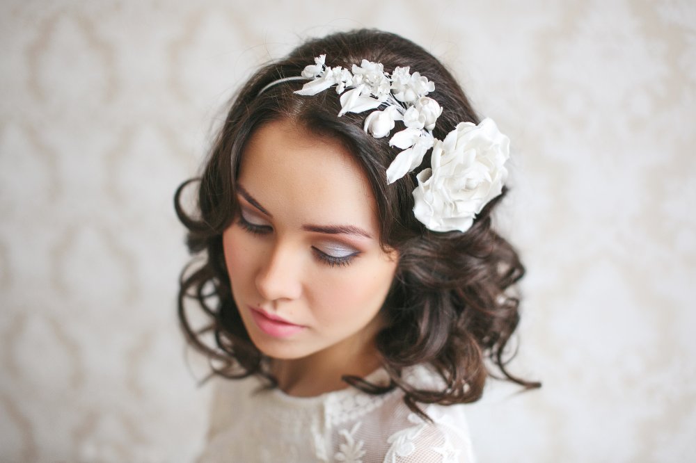 "Агнесса"- ободок с нежным цветком ручной работы из натурального итальянского шелка цвета айвори. Идеальное украшение для романтичной невесты.