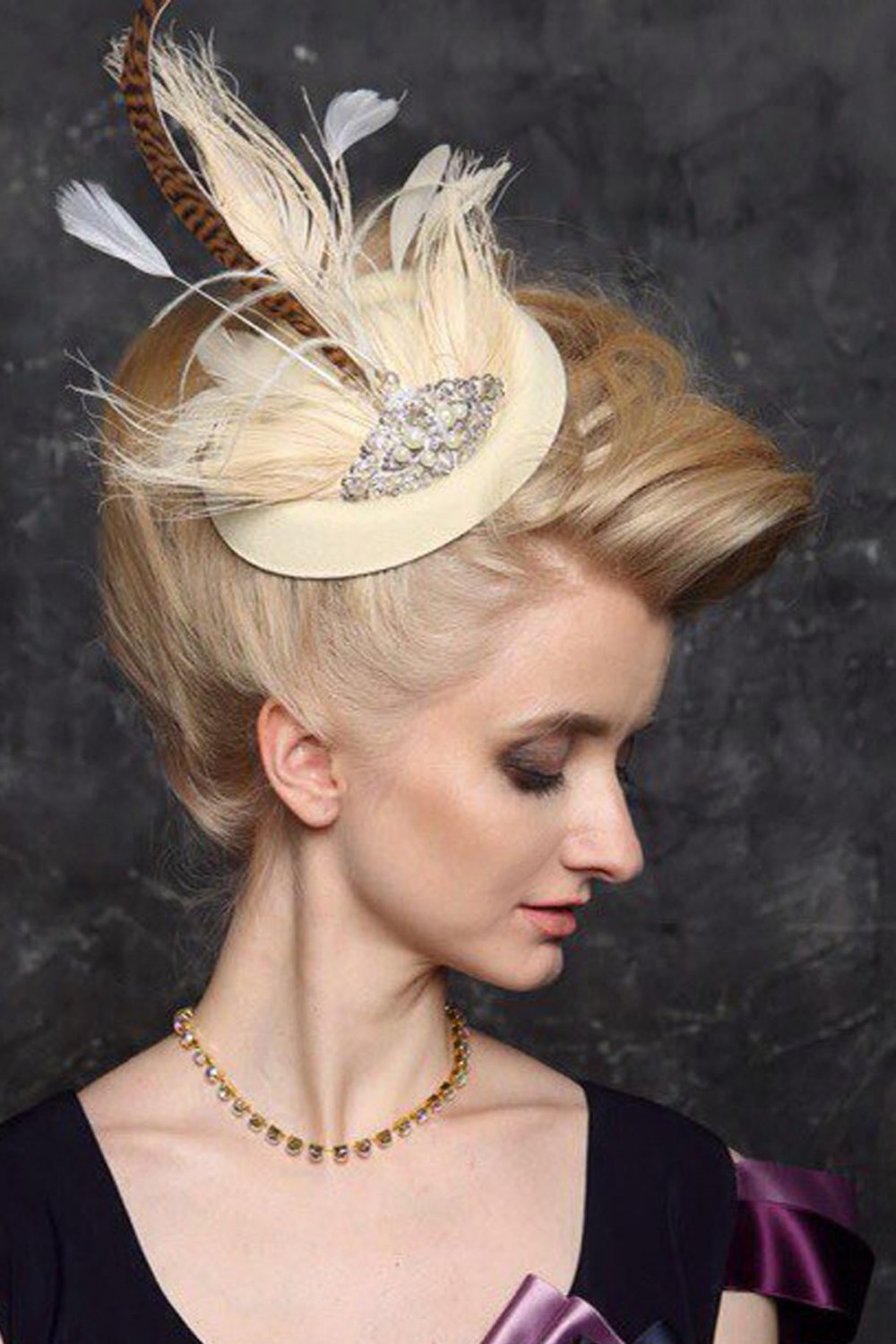 Шляпка с перьями
http://www.fashion-piart.ru/catalog/Vualetki_aksessuary_dlya_volos_svadebnye/