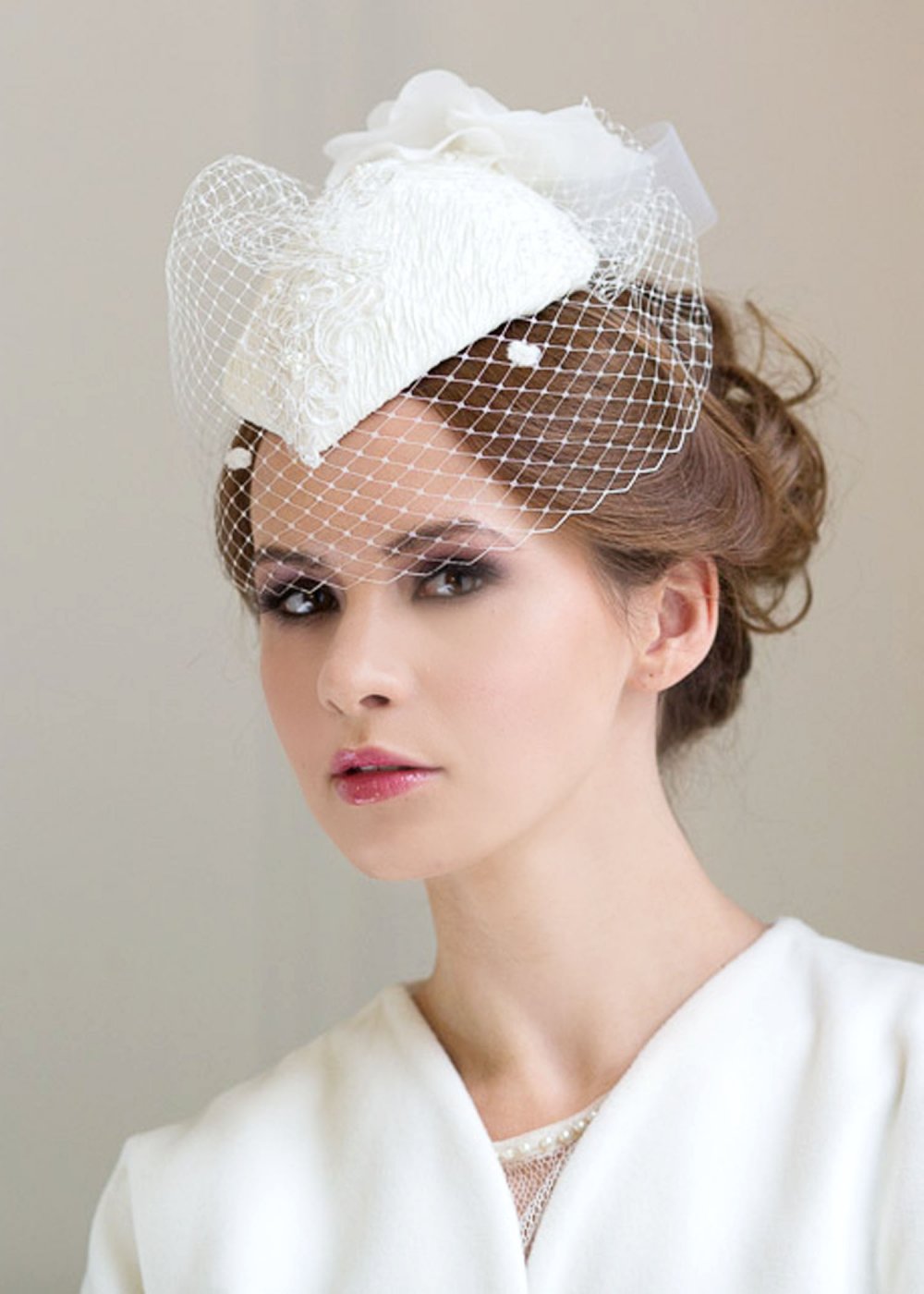 Шляпка-пилотка
http://www.fashion-piart.ru/catalog/Vualetki_aksessuary_dlya_volos_svadebnye/