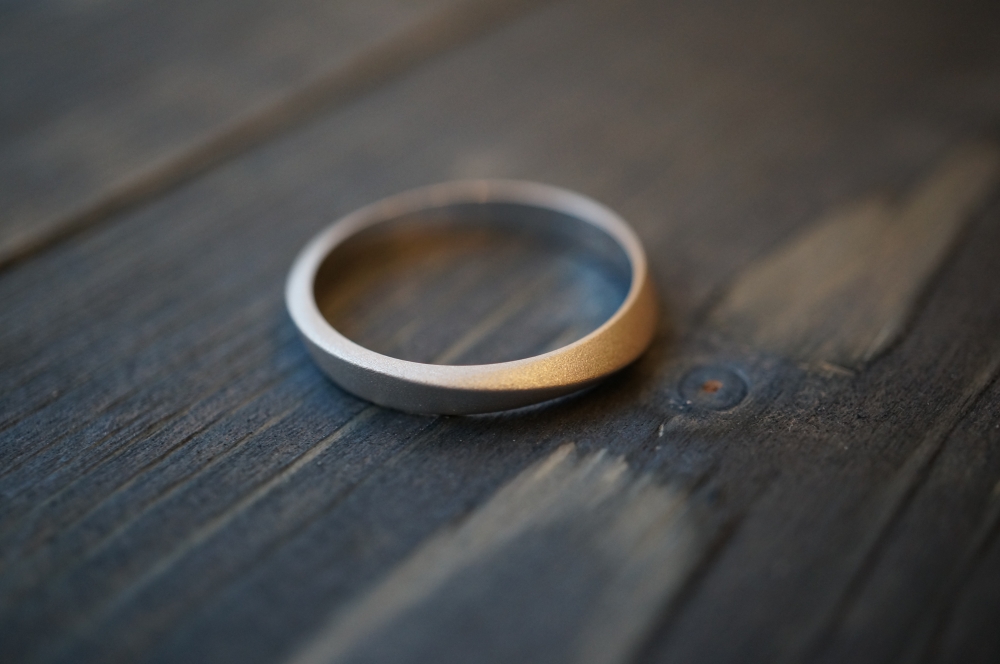 Считается, что традиционное обручальное кольцо должно быть гладким