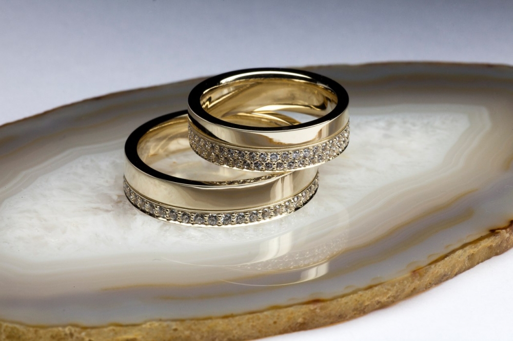 Обручальные кольца из желтого золота 585 пробы и с дорожками из кристаллов Сваровски