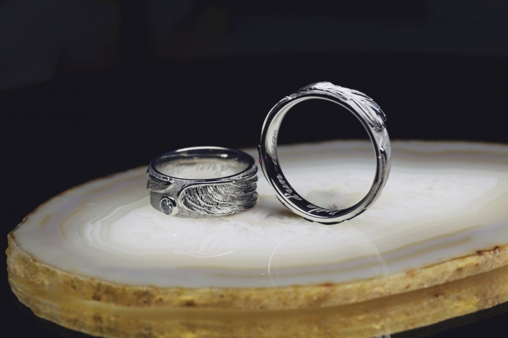 Обручальные золотые кольца-"крылья". Женское кольцо декорировано бриллиантом