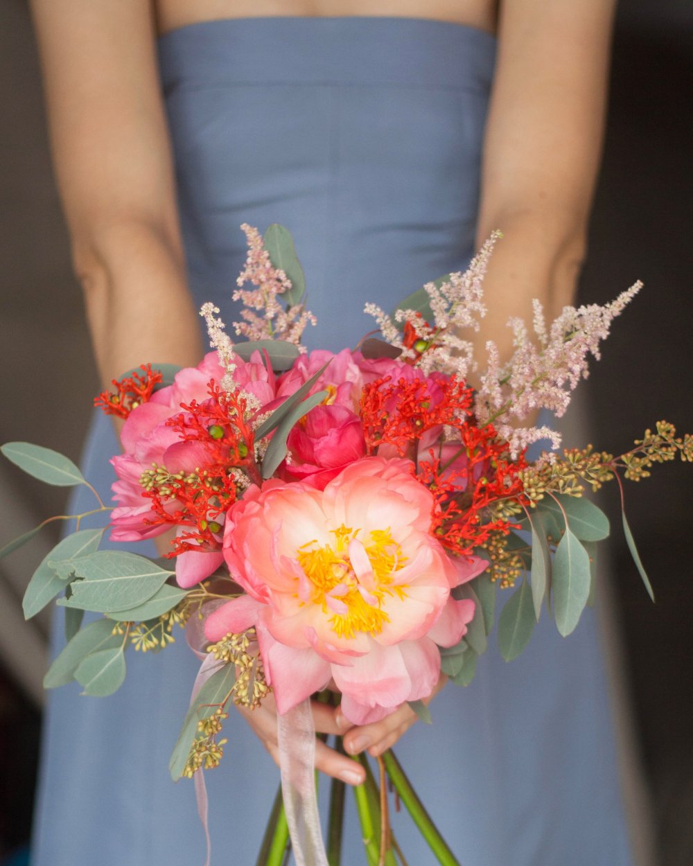 Букет невесты с большим распустившимся цветком