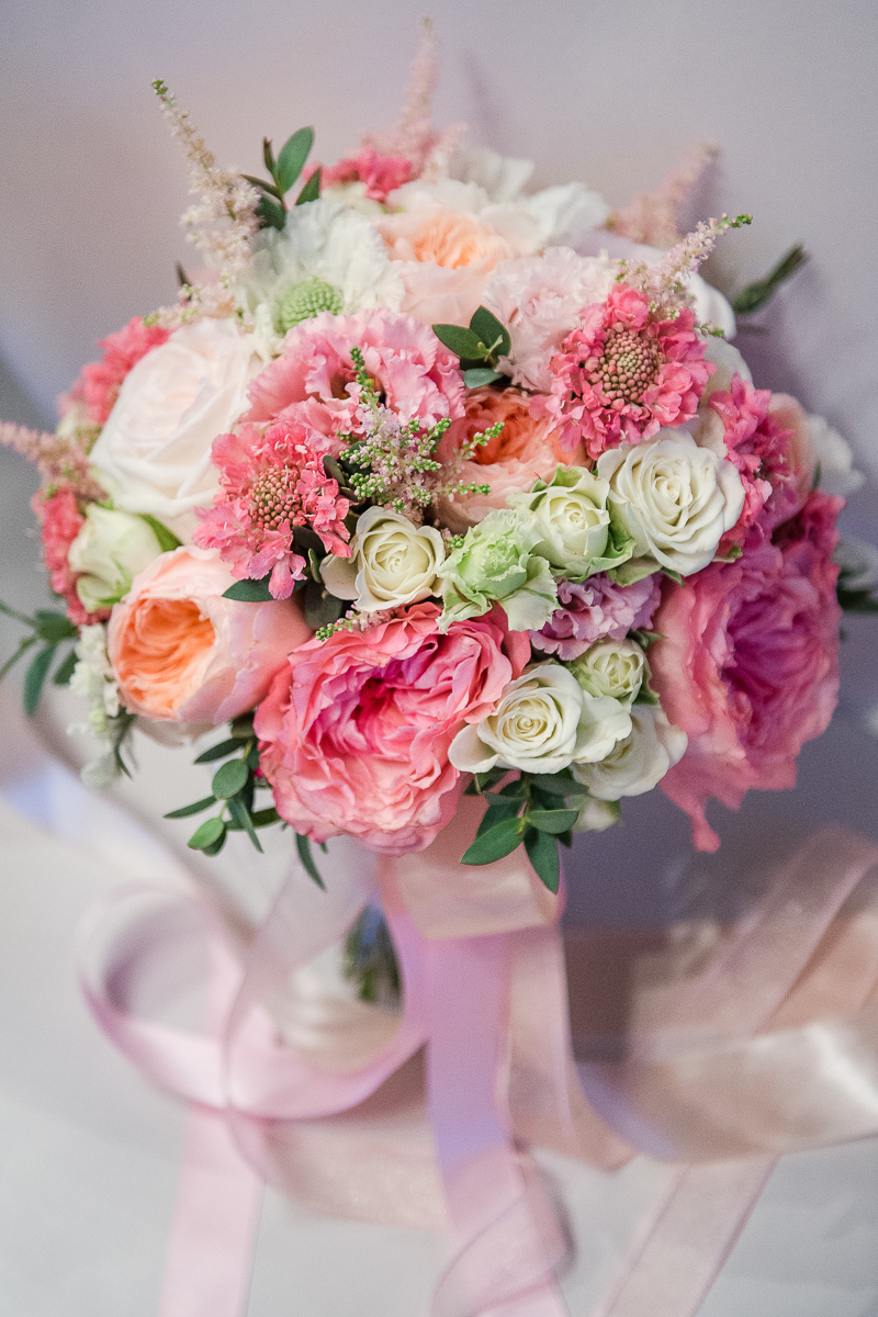 Пионовидные розы не уступают в красоте любимцам невест — пионам. Стоит обратить на это внимание, особенно в несезон