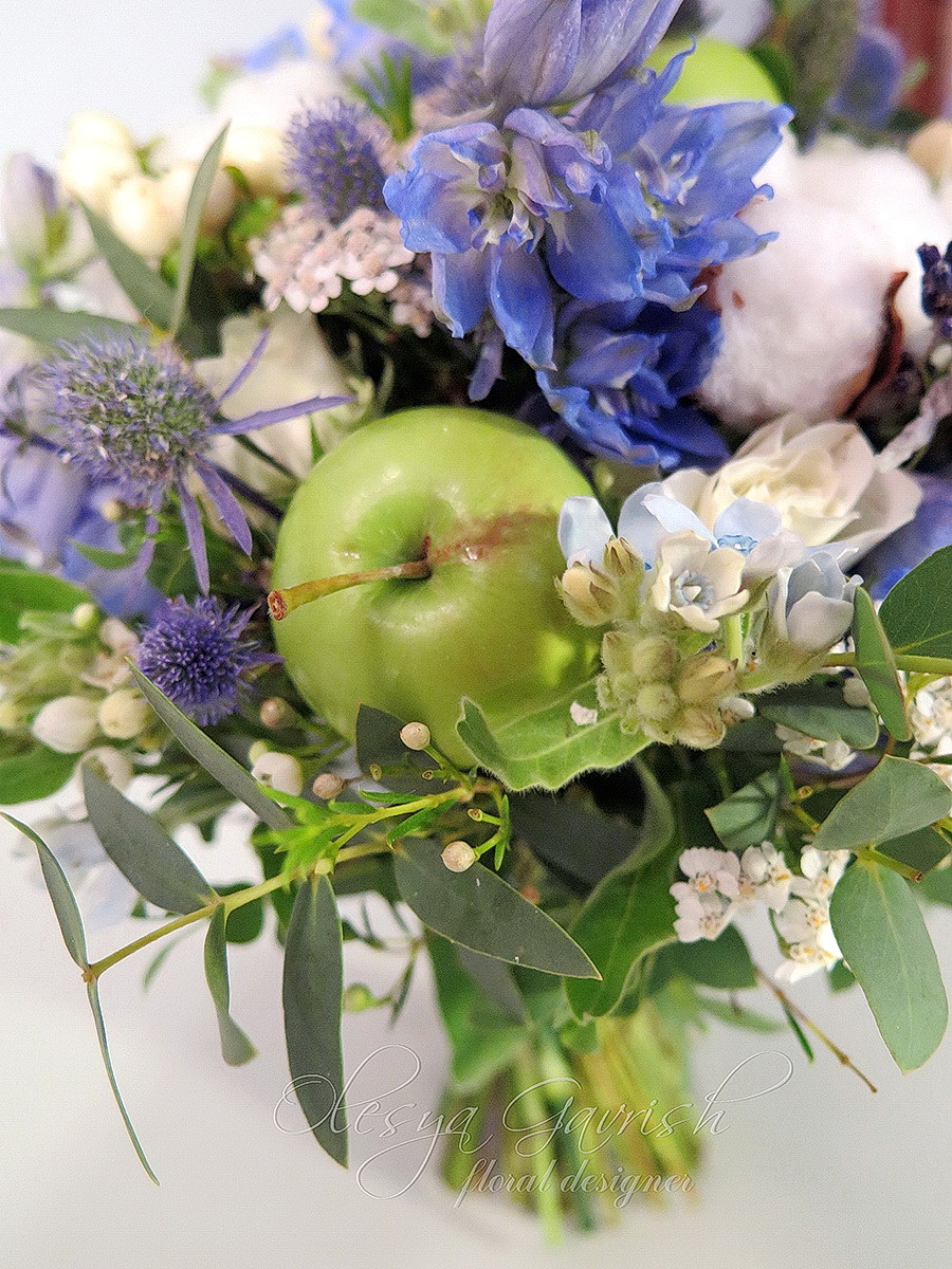 Бело-голубой свадебный букет с дельфиниумом, хлопком и яблочками к Яблочному Спасу.
В комплекте заколка из живых цветов и бутоньерка
