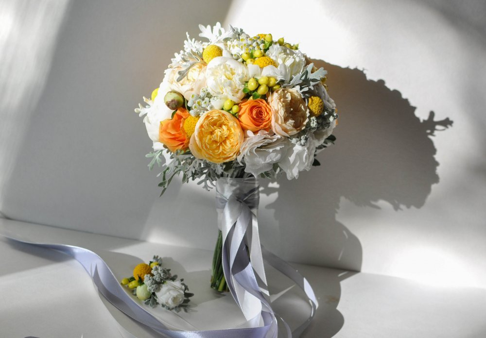 Нежный букет невесты и бутоньерка с пионовидными розами Дэвида Остина,    пионами, краспедией и сенецией