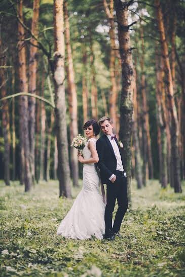 Свадебная прогулка в лесу