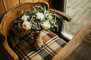 Зимний букет невесты с тилландсией на винтажном стуле