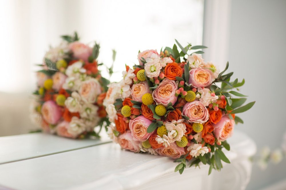Яркий и сочный букет невесты с пионовидными розами.