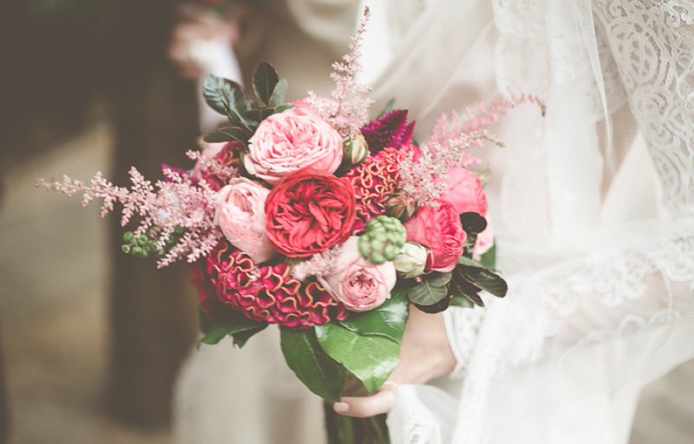 Яркий букет невесты из пионовидных роз, целлозии и астильбы
