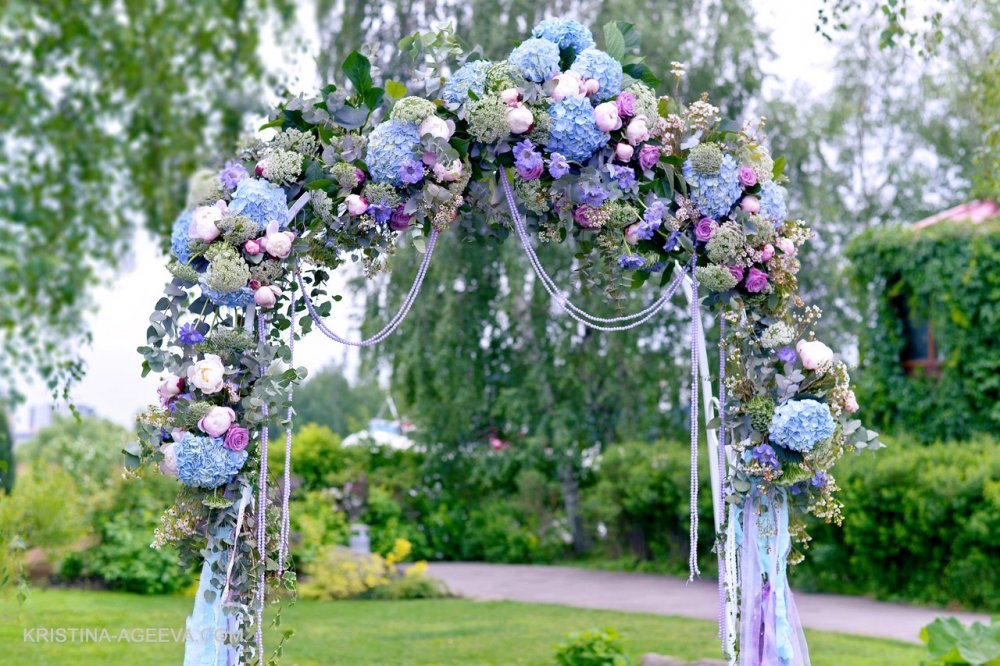 Оформление цветами свадебной арки