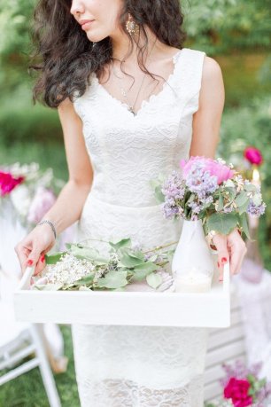 Невеста в кружевном платье с подносом