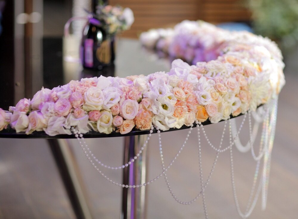 Декор стола жениха и невесты цветами и жемчужными подвесками