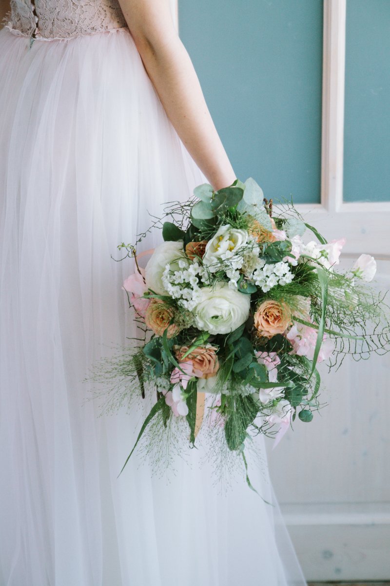 Весенний букет невесты с березовыми сережками