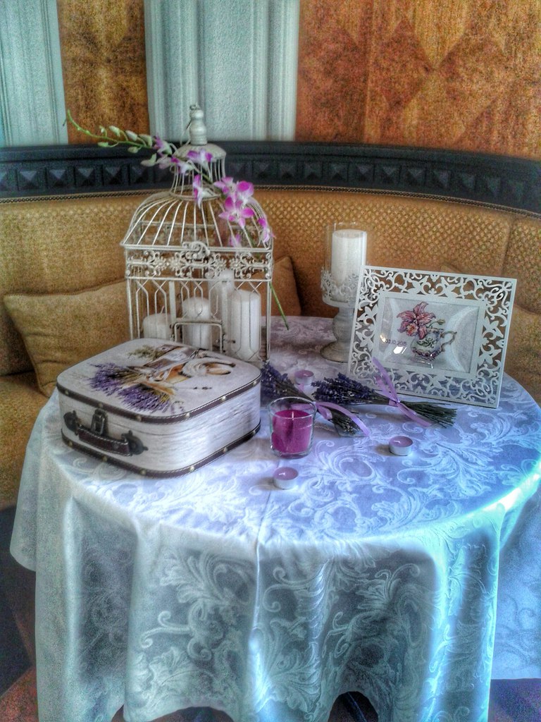 Декорированный стол с использованием сиреневых оттенков. Лаванда, Орхидеи, свечи и предметы декора