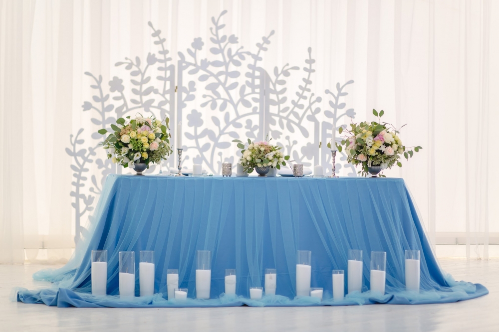 Декор свадьбы цвет серенити. Оформление стола молодоженов.