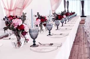 Оформление свадебного стола с использованием индивидуального декора