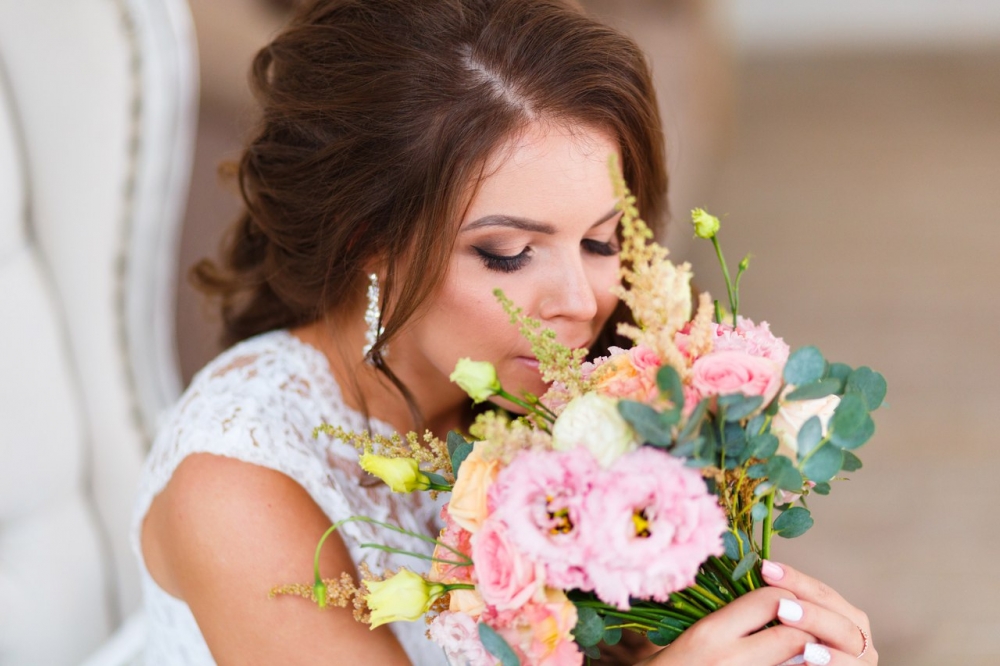 Невеста Оля с букетом из двух сортов эустомы, 4 сортами розы, астильбой и эвкалиптом