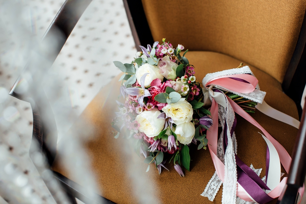 От свадьбы Кати и Дениса остались только самые прекрасные эмоции. Фиолетовый микс с акцентами из белых садовых роз "Pations" добавил элегантности образам молодых. 