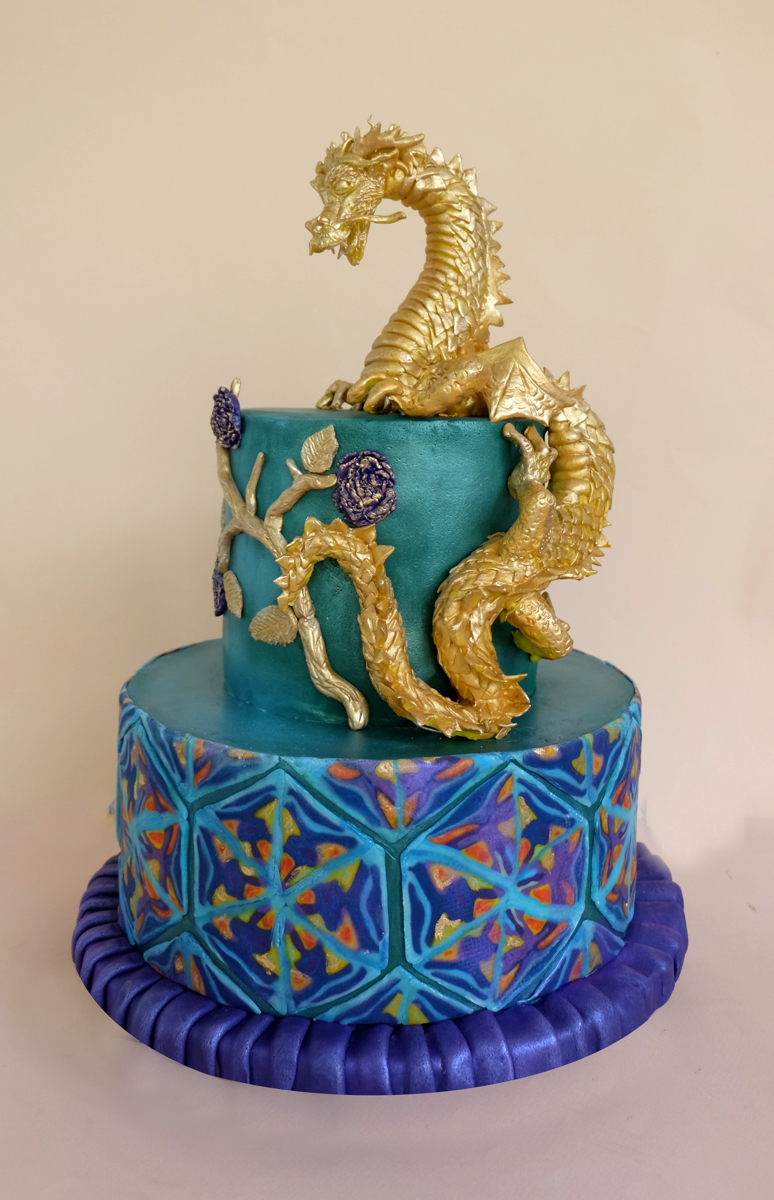 Необычный яркий торт с мощным золотым драконом на торжество в классическом корейском стиле.
