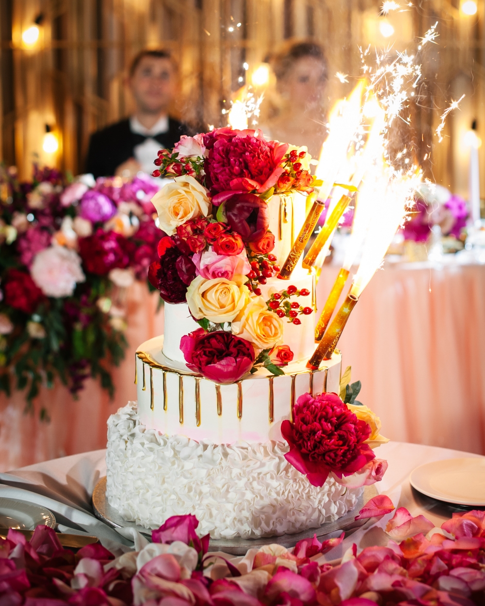 Свадебный торт без мастики с флористическим декором.