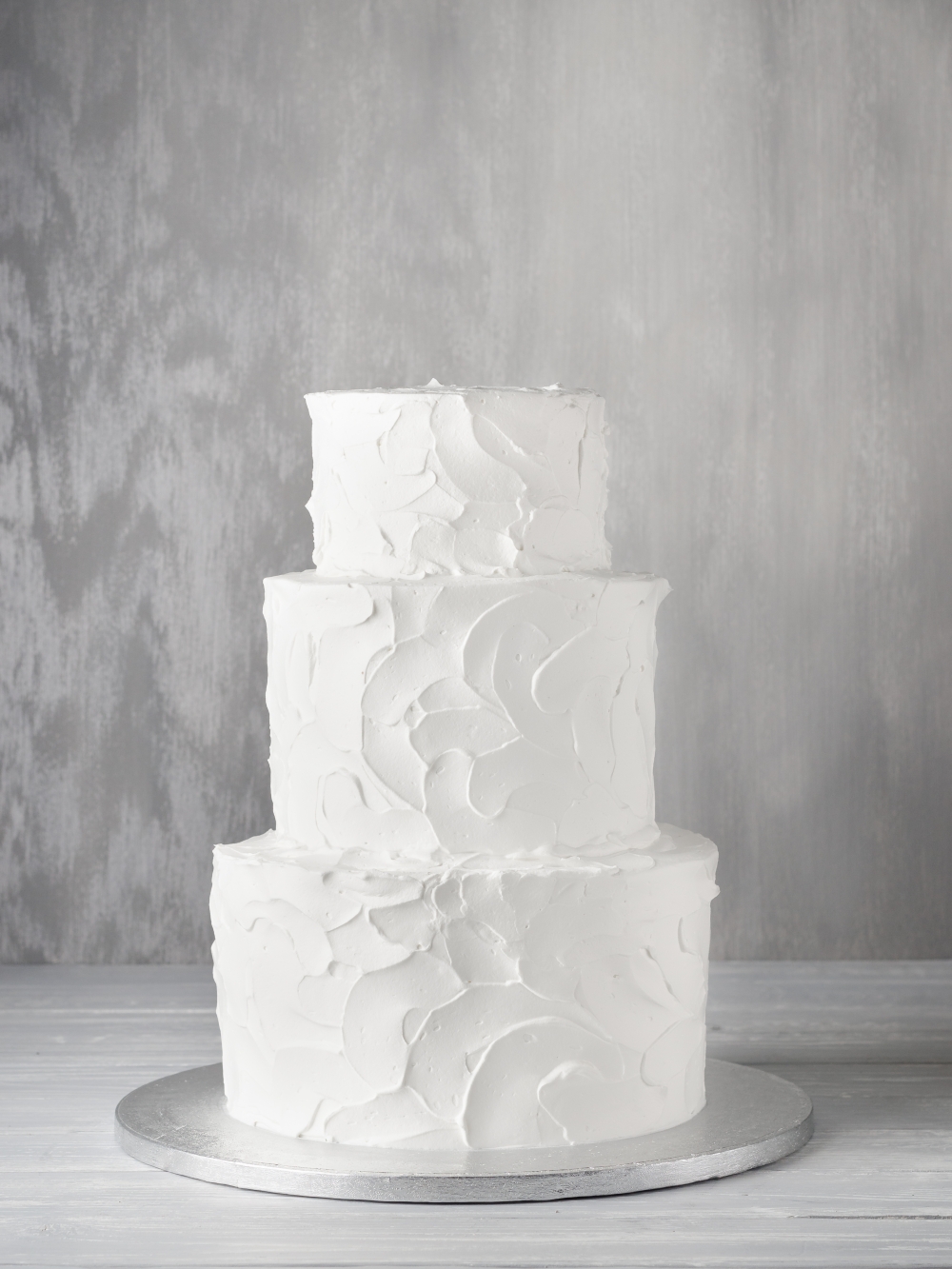 Свадебный торт без мастики. Отличный вариант, если вы решили самостоятельно украсить торт цветами или другими элементами.