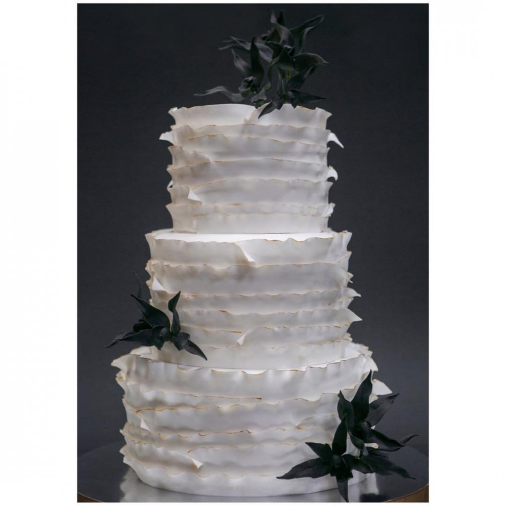 Свадебный торт в черно-белой гамме кондитерской "Колесо времени". 
Эксклюзивный свадебный торт на заказ - исключительно натуральный, авторский декор. На дегустации 15 начинок на выбор. Доставка. Заказ на сайте нашей кондитерской.