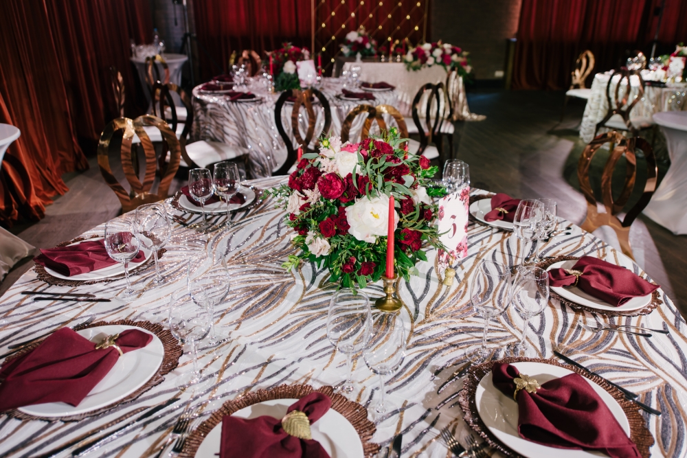 В оформлении свадьбы все имеет значение: текстиль, стулья, цветы, сервировка, каждая деталь.