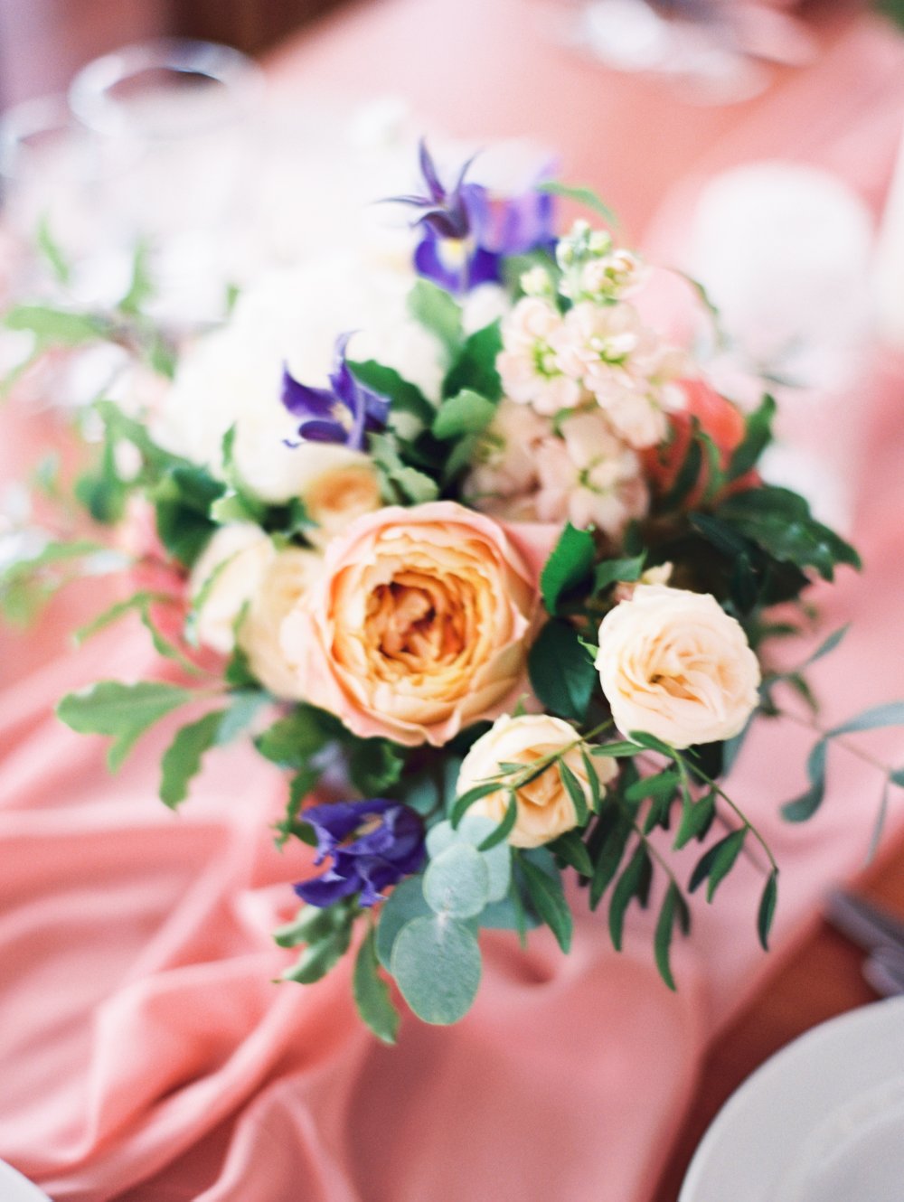 небольшие растрепанные композиции в персиковых и карамельных тонах с фиолетовым акцентом невероятно украсили камерную свадьбу Алины и Ильи