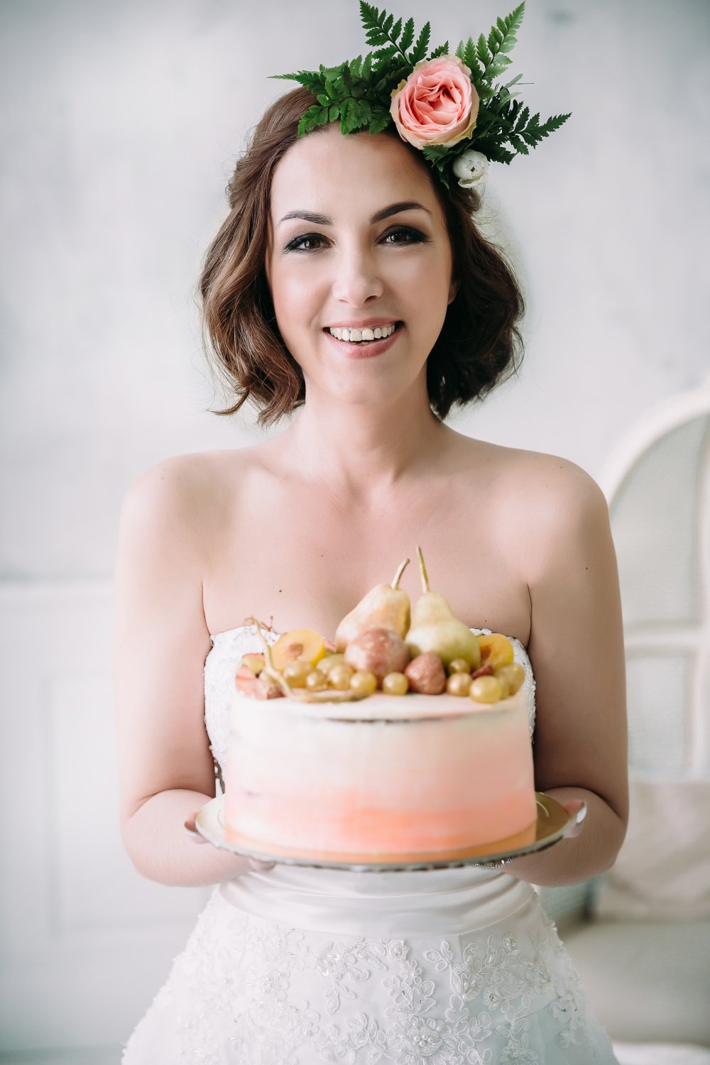 Наша прекрасная невеста Наталья, с не менее прекрасным тортиком от чудо кондитера! )