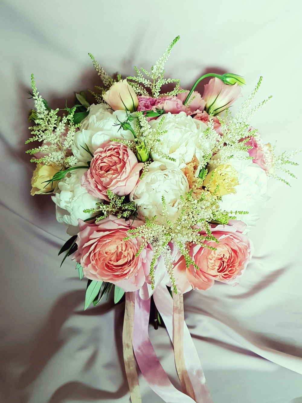Букет невесты в розово-нюдовых тонах из шикарных пионов и пионовидной розы, с нежными лентами из натурального шелка, окрашенного вручную. Когда роскошь в гармонии со стилем)