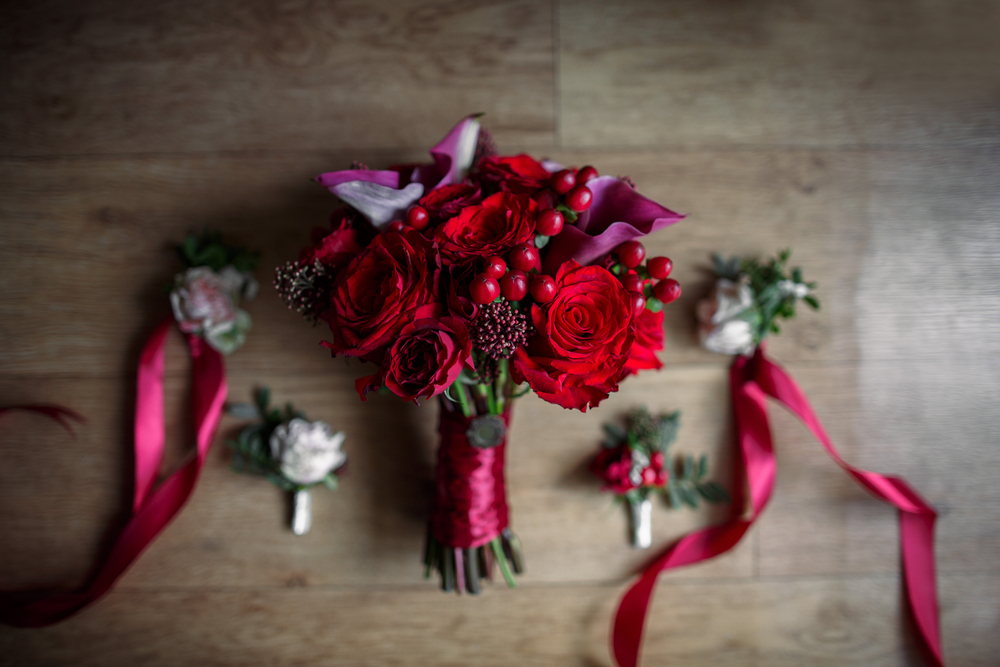 Букет невесты и браслеты на руку подружкам. Роза, каллы и ягодки гиперикума - настоящая испанская страсть!