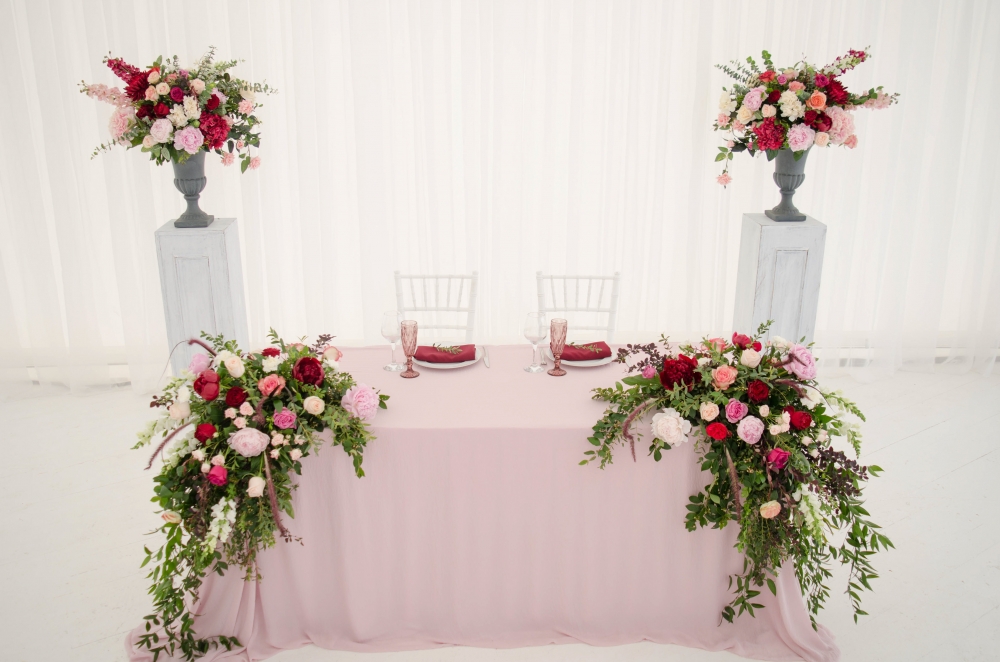 Оформление стола молодоженов от студии декора AP decor, свадьба  Алексея и Маргариты в цвете марсала.