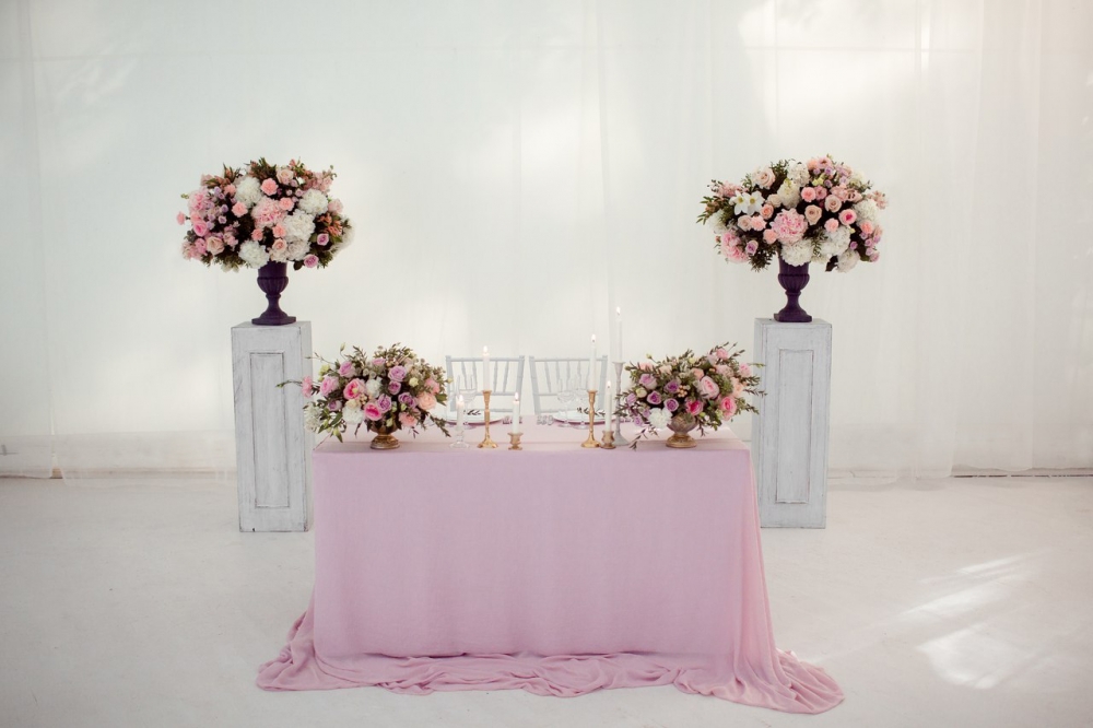 Оформление стола молодоженов в нежно-розовых оттенках