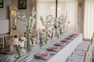 Оформление столов гостей в серой и пудровой цветовой гамме