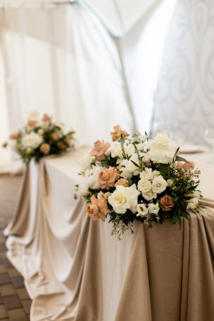 Стол жениха и невесты с живыми цветами