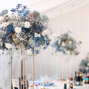 Флористика на гостевые столы. Вся зелень подкрашены в синий и голубой цвет. Гипсофила основной цветок.
На высоких золотых стойках