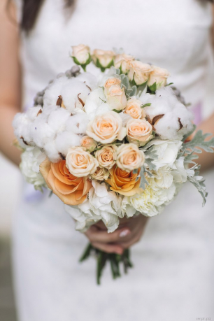 Нежный букет из роз и хлопка чудесно подчеркивает образ и характер невесты!