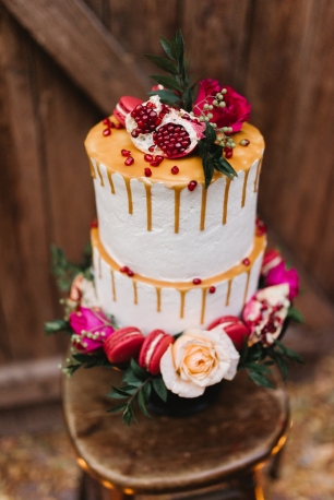 Отличная тенденция для декора торта — живые цветы и настоящие сладости.