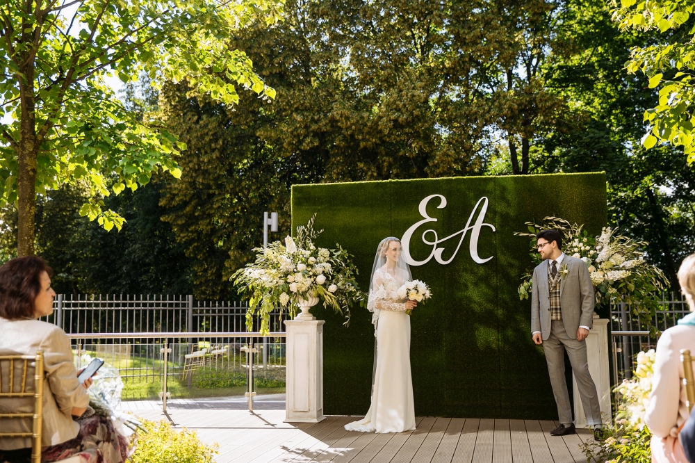 свадебная церемония
свадебная арка
выездная регистрация
бело-зеленая свадьба
оливковая свадьба