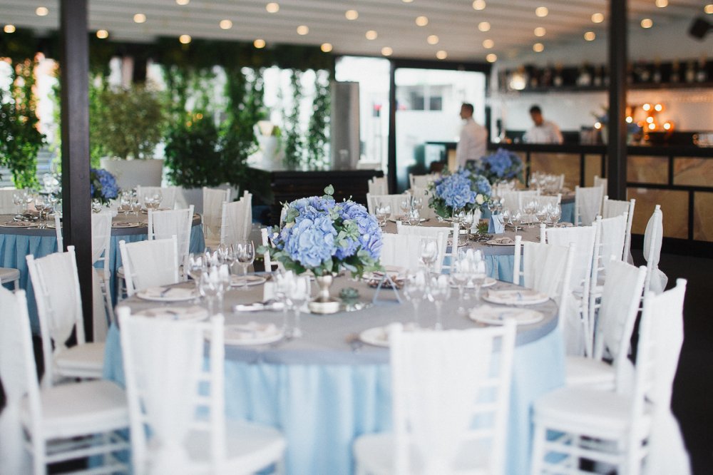 Свадьба в пыльно-голубом цвете. Столы для гостей