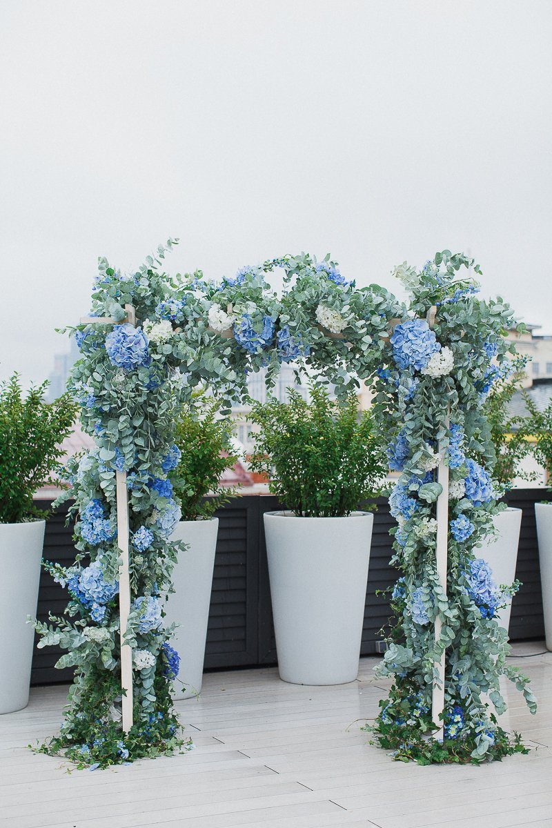 Свадьба в пыльно-голубом цвете. Цветочная арка для церемонии