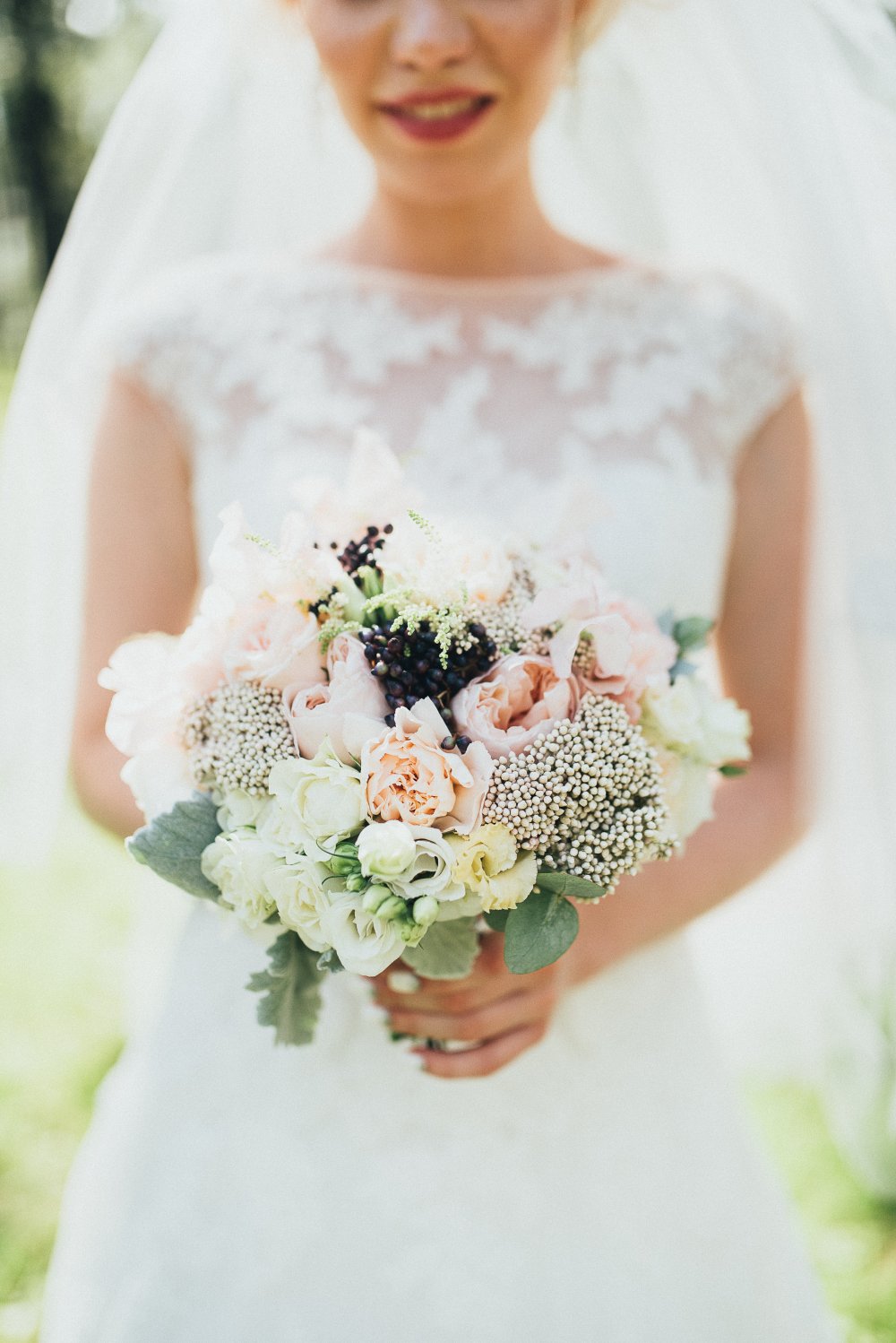 Букет невесты, классической округлой формы. Составлен из пионовидных роз, вибурнума, гвоздик и азатамуса
