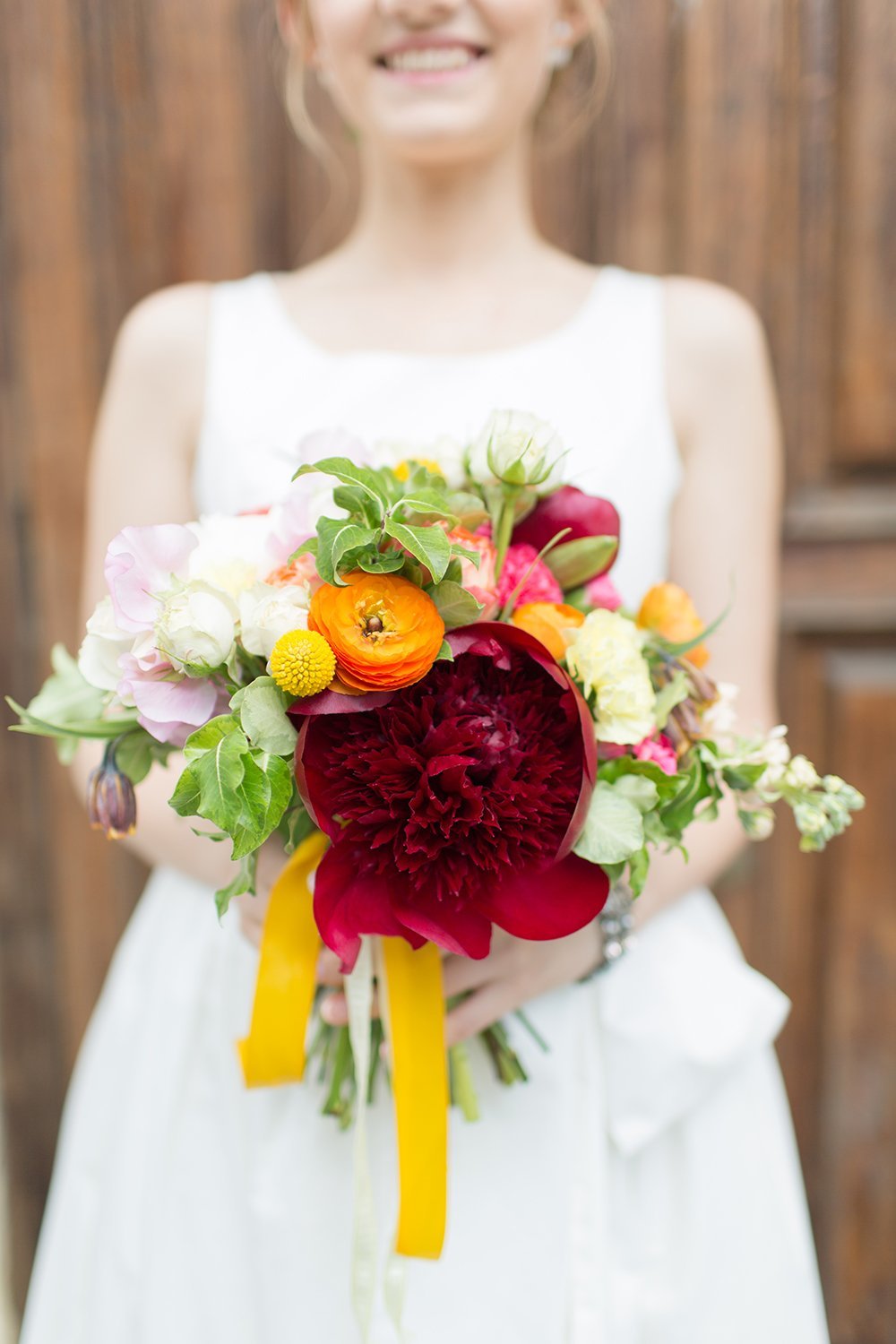 Яркий букет невесты с потрясающем цветком в цвете марсала