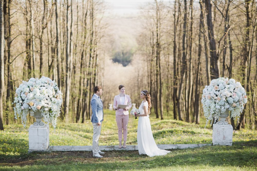 Роскошная свадебная церемония в лесу