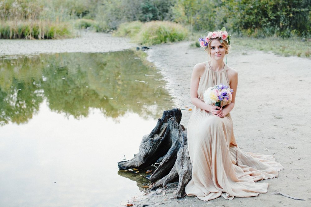 Фотосессия невесты у пруда